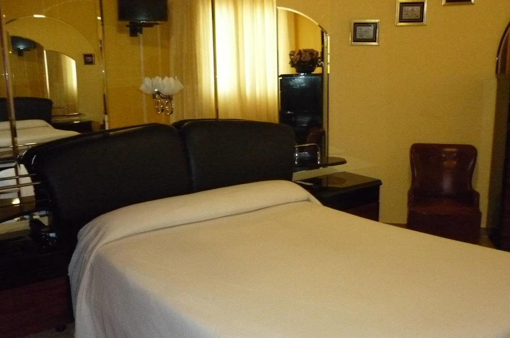 א-קורוניה Hotel Francisco Javier מראה חיצוני תמונה